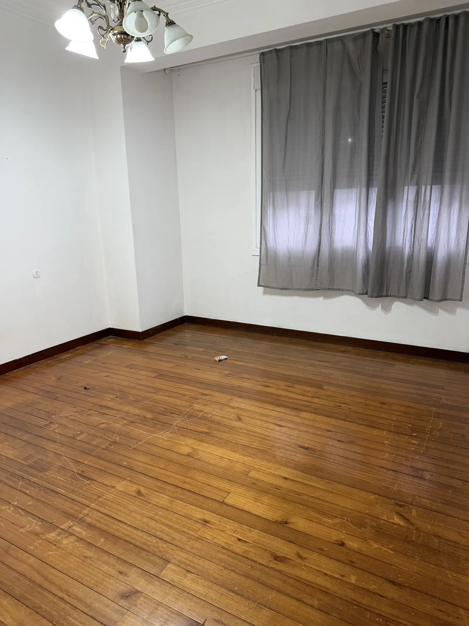 Salón luminoso con suelo de madera