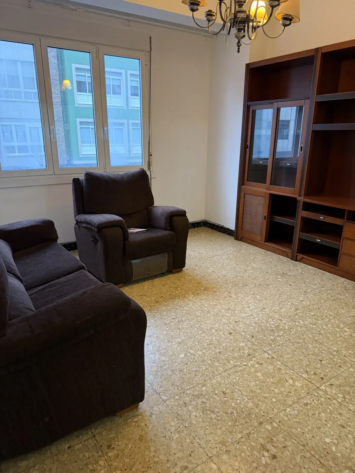 Salón con estanterías de obra