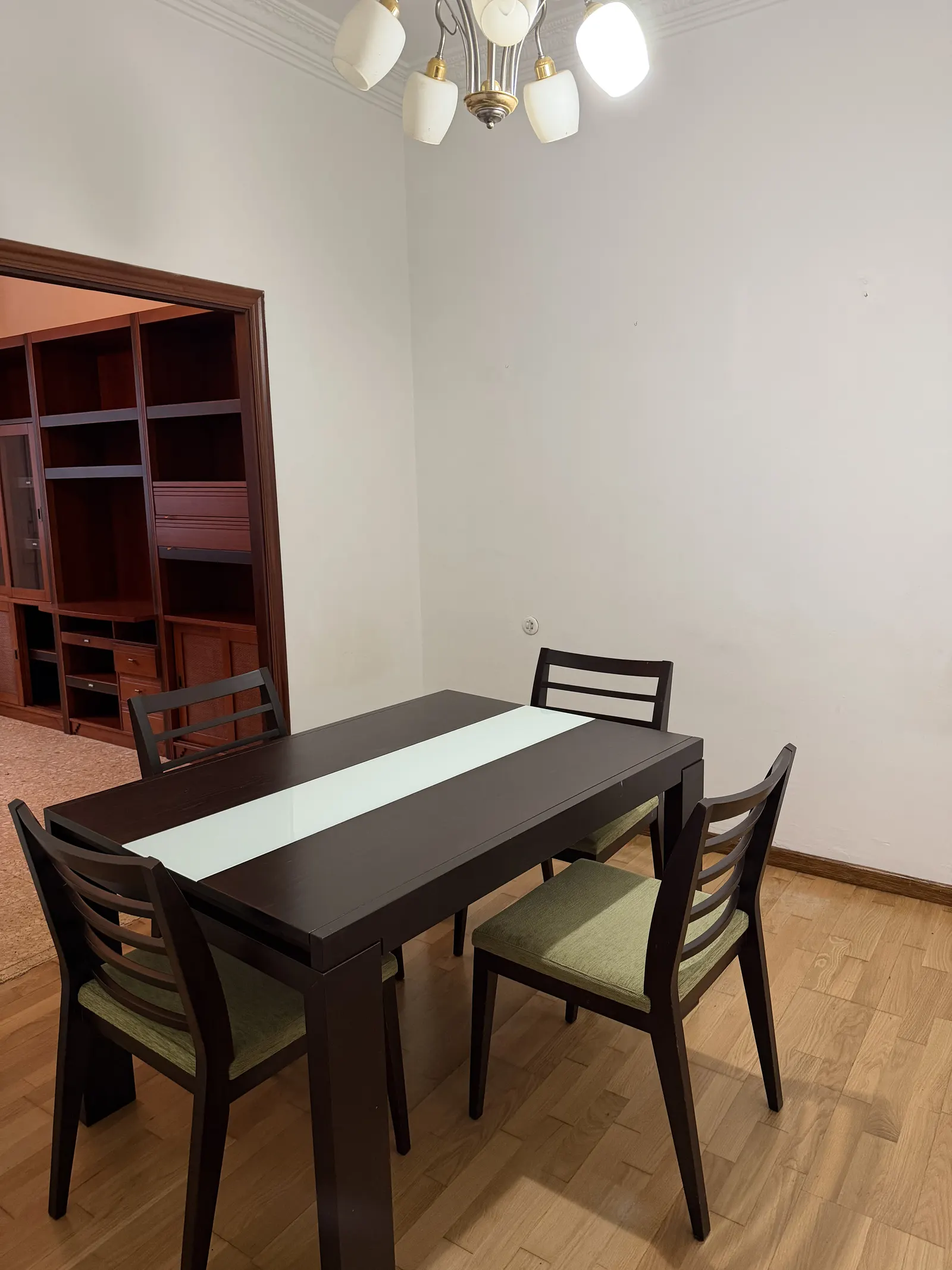 Comedor con mesa y sillas