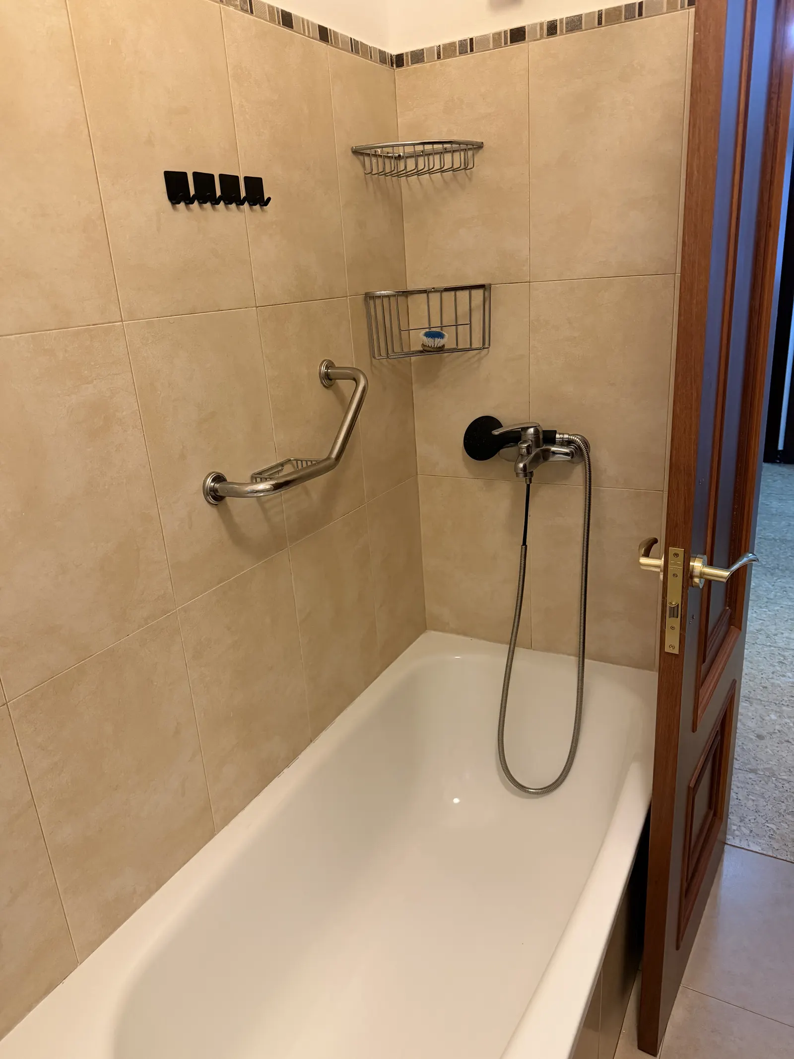 Baño con bañera alicatado