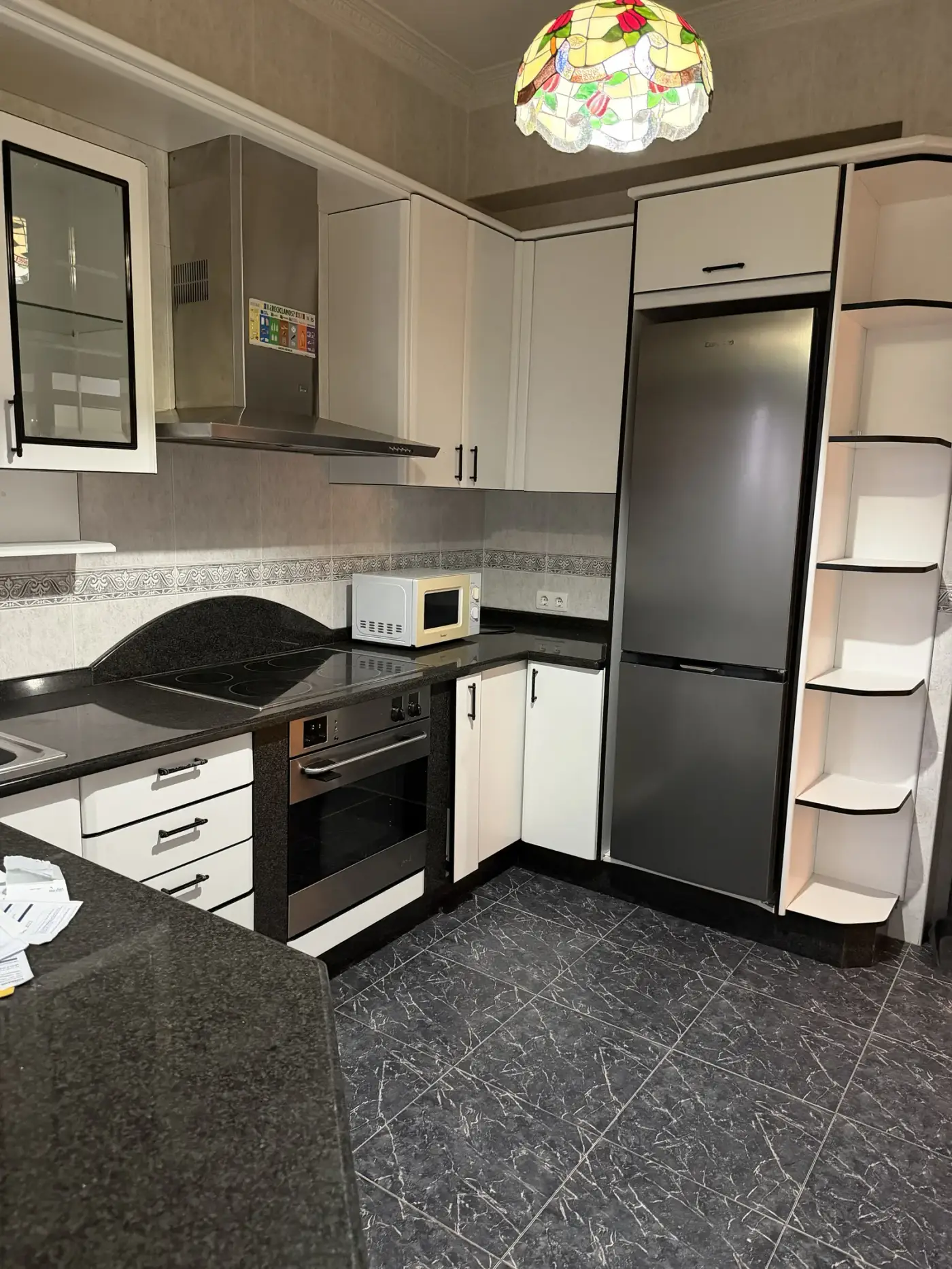 Cocina con electrodomésticos