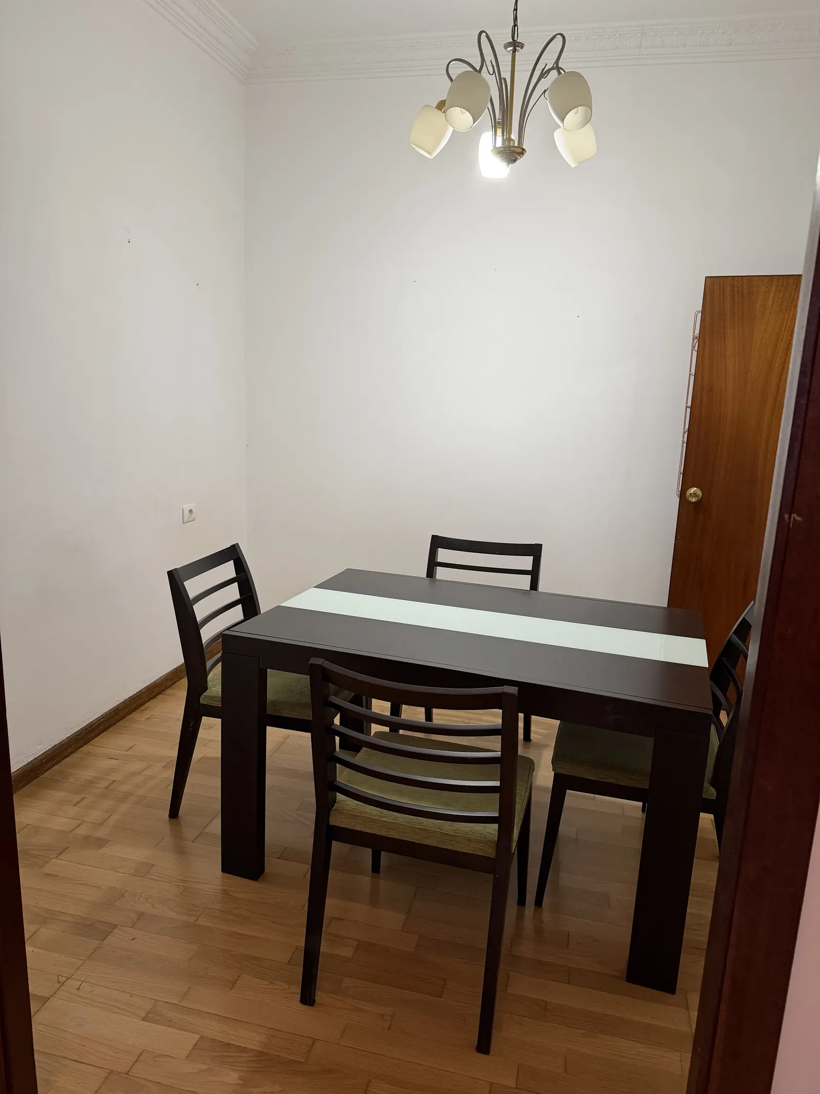 Comedor junto a ventana exterior