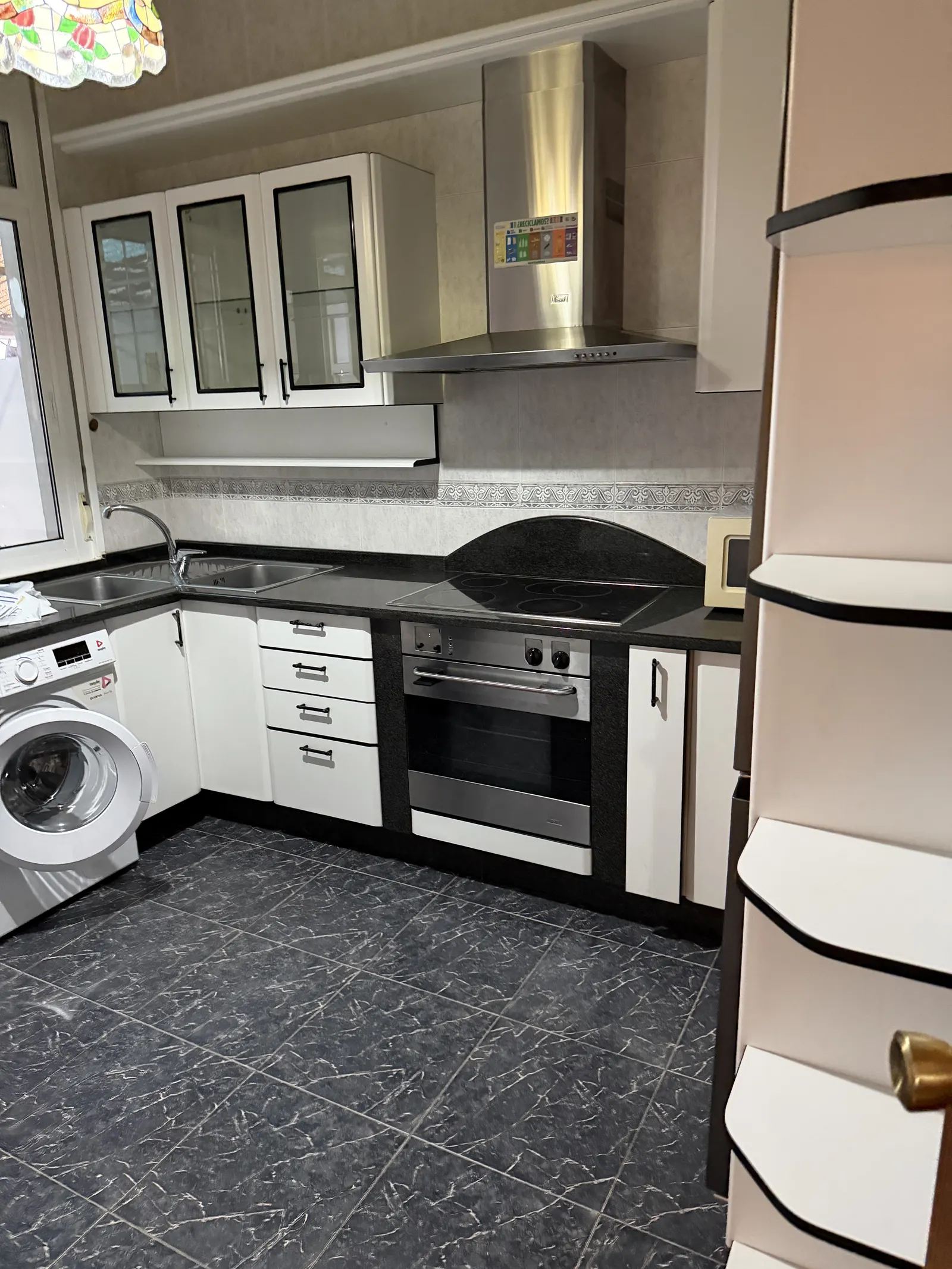 Cocina equipada con lavadora