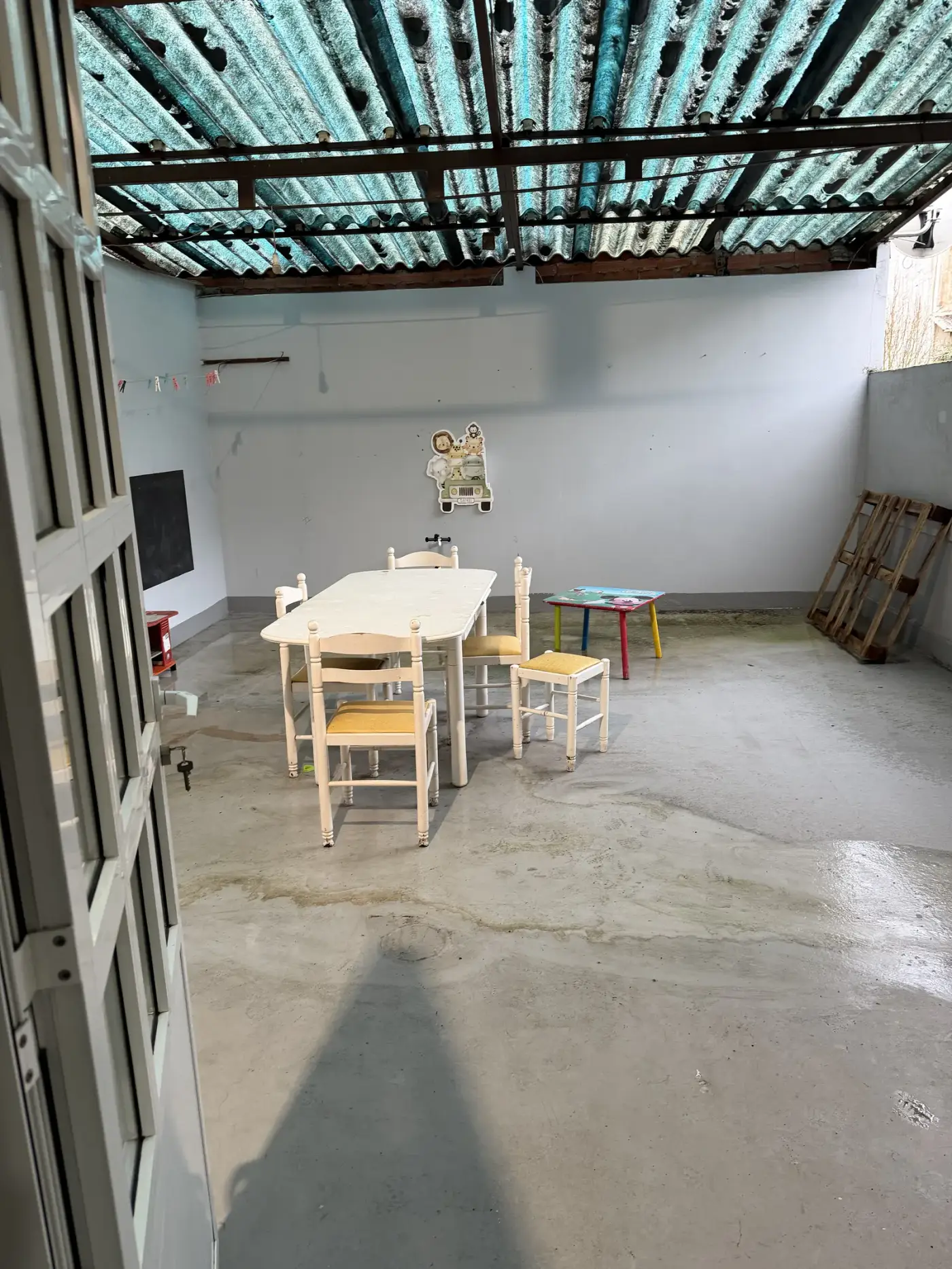 Estancia luminosa con mesa auxiliar