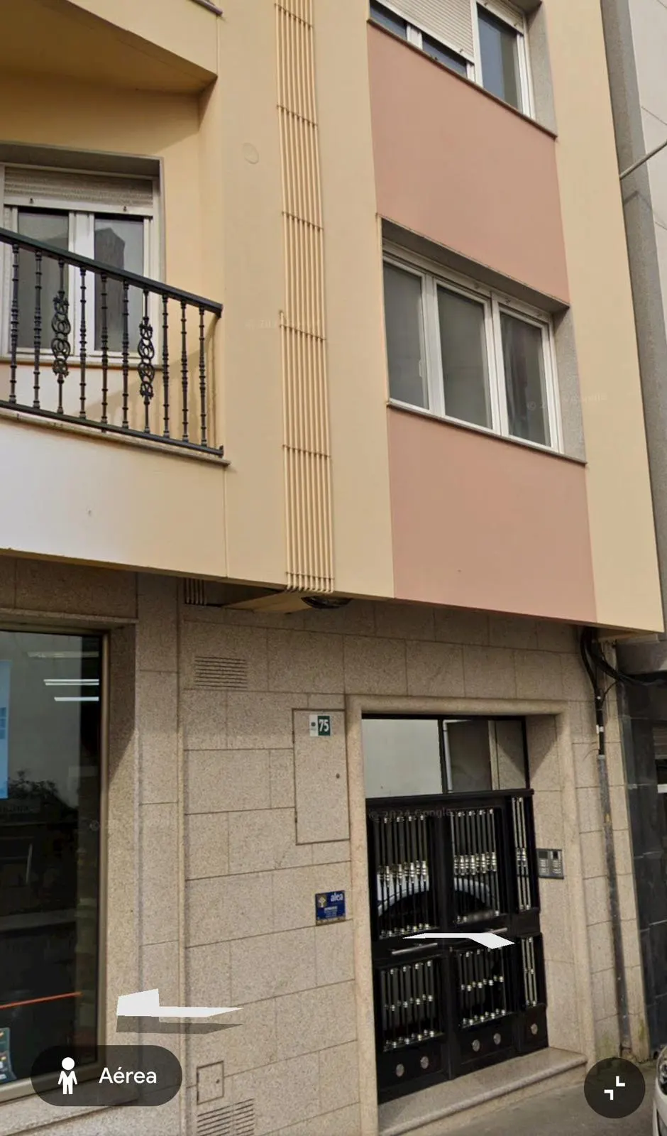 Portal del edificio con ascensor