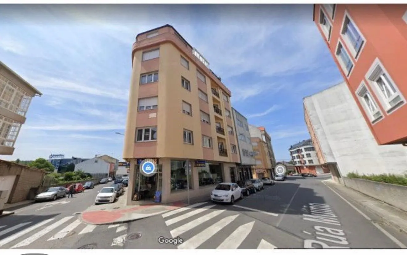 Entorno urbano del edificio, con todos los servicios